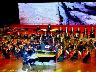 <br>          高雅艺术润民心 本报记者 李芸红 摄<br><br>        