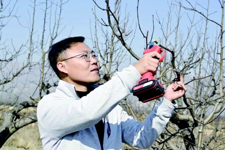 <br>          刘慧存扎根乡野，为村民办实事。 图片由受访者提供<br><br>        