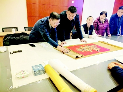 <br>          文物鉴定专家为收藏者鉴定藏品 图片由太原市博物馆提供<br><br>        