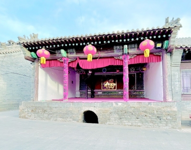 <br>          镇边堡村内戏台<br><br>        