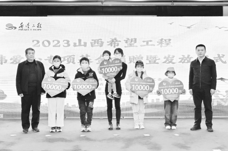 <br>          受助学生及家长代表参加捐赠活动<br><br>        