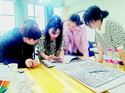 <br>          全国新年画创作营的师生在创作<br><br>        