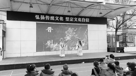 <br>          学生们近距离感受戏曲的魅力 图片由小店区融媒体中心提供<br><br>        