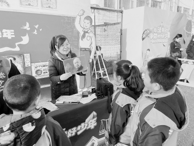 <br>          引导学生向功勋人物学习 图片由团娄烦县委提供<br><br>        