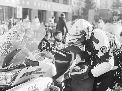 <br>          孩子们体验“铁骑”摩托车 图片由太原市万柏林区融媒体中心提供<br><br>        