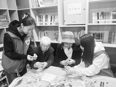           体验指尖艺术 图片由山西工程科技职业大学团委提供        