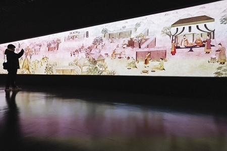 <br>          游人借助立体投影技术观看北齐壁画全景<br><br>        