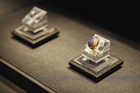 <br>          金镶嵌宝石戒指<br><br>        