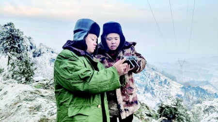 <br>          400多人的抢修现场，只有张文娜（右）一名女性。<br><br>        