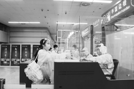 <br>          用实际行动彰显“国门卫士”的担当与奉献　图片由山西出入境边防检查总站提供<br><br>        