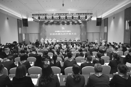 <br>          以只争朝夕的状态、攻坚克难的意志，在新时代新征程上奋楫前行。 本版摄影 本报记者 刘琴<br><br>        