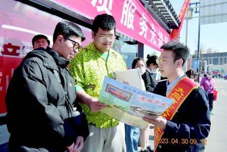 <br>          为乘客提供贴心服务 图片由受访者提供<br><br>        