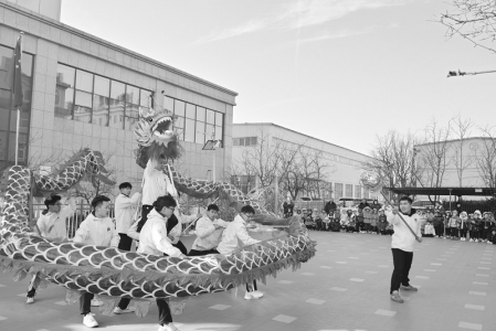 <br>          看舞龙表演，赏非遗魅力。<br><br>        