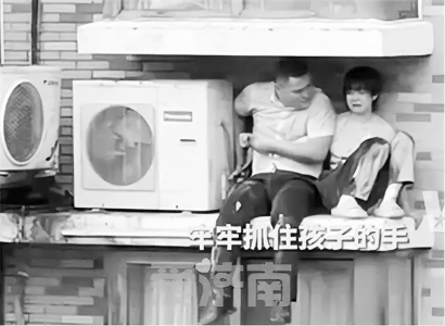 <br>          许亮（左）<br><br>        