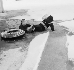 <br>          于文明（左）<br><br>        