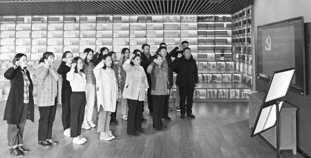 <br>          重温入党誓词，坚定理想信念。 通讯员 刘懿丹 摄<br><br>        