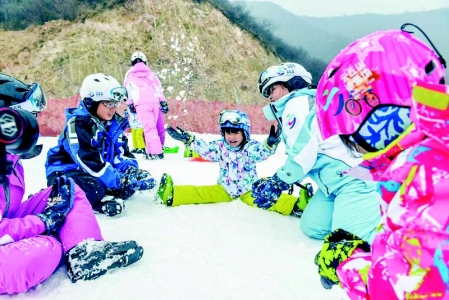           孩子们在云丘山滑雪场尽情嬉雪 资料图片        