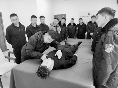 <br>          任琦（中）为队员做动作示范 图片由受访者提供<br><br>        