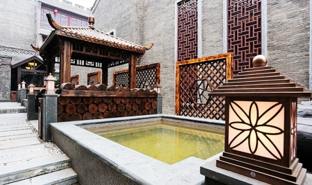 <br>          泡温泉赏美景受到游客欢迎 资料图片<br><br>        