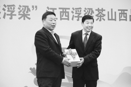           晋赣双方互赠书画作品 徐文胜 摄        
