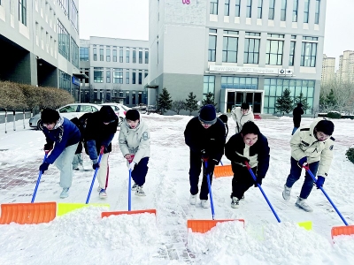 <br>          做实事，送温暖。 图片由山西工程科技职业大学团委提供<br><br>        