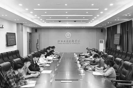 <br>          培养青年朋友的“知心人”、青年工作的“热心人”、青年群众的“引路人”。 本版摄影 本报记者 孟存田<br><br>        