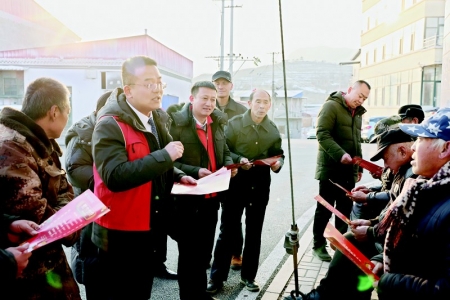 <br>          贴心服务赢得百姓支持 通讯员 王学冕 摄<br><br>        