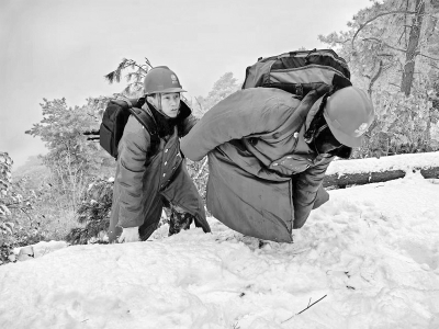 <br>          输电运检人员对220千伏桐垣I线42号塔进行特巡 焦瑞浩 摄<br><br>        