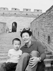           　　　　2010年8月，陈勋虎去北京学习时与儿子合影。 （受访者供图）        