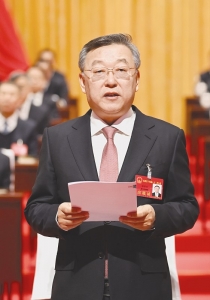 <br>          唐登杰主持会议。山西日报记者 史晓波 摄<br><br>        