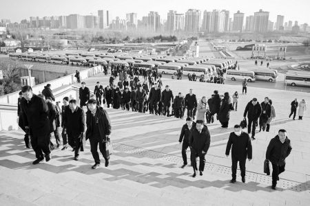 <br>          人大代表进入会场为民发声 本报记者 胡远嘉 摄<br><br>        