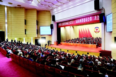 <br>          1月24日，省政协十三届二次会议举行第二次全体会议，16位省政协委员围绕促进农民增收、推动港澳青年积极融入山西高质量发展大局等发言。 本报记者 康乐 摄<br><br>        