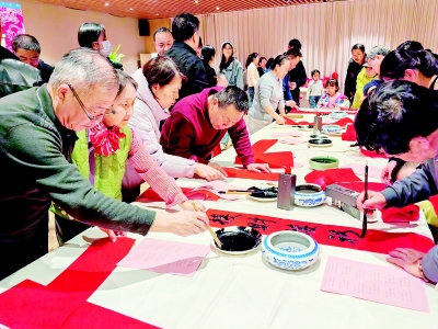 <br>          书法名家写对联送吉祥 图片由山西省图书馆提供<br><br>        