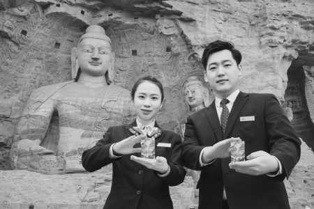 <br>          大同农商银行工作人员在云冈石窟景区宣传“新晋界”信用卡<br><br>        