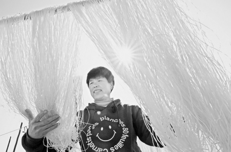 <br>              新绛农商银行支持的粉条加工厂工人晾晒粉条<br><br>        