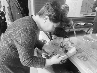           孩子们学剪纸 图片由太原市博物馆提供        