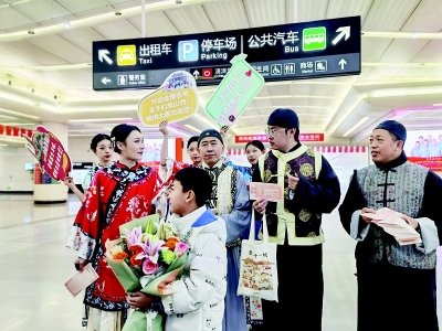 <br>          “晋商少东家”“晋商少奶奶”向旅客朋友们赠送“晋商银票”<br><br>        