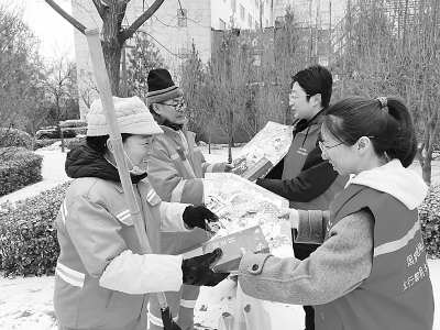 <br>          志愿者为环卫工人送上新春祝福 通讯员 赵翔 摄<br><br>        