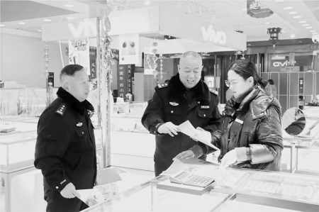 <br>          民警进商场开展禁毒宣传 图片由永济董村强制隔离戒毒所提供<br><br>        