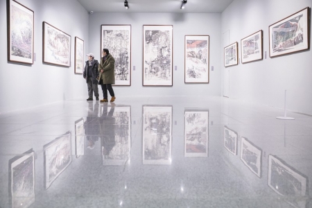 <br>          珍贵画作吸引观众驻足 本报记者 胡远嘉 摄<br><br>        