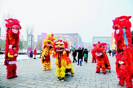 <br>          游客沉浸式体验年俗活动<br><br>        