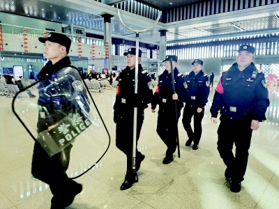           春运路上的守护者 通讯员 兰思琛 摄        