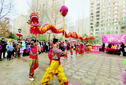 <br>          舞龙表演现场热闹非凡<br><br>        