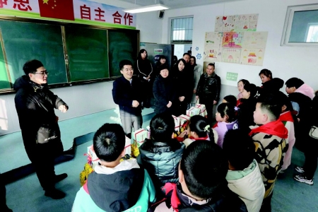               2月6日上午，团省委副书记陈锴一行来到城晋驿小学，看望慰问这里的师生。 本报记者 王钰钦 摄        