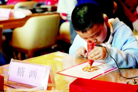           小朋友学习制作糖画 图片由太原市博物馆提供        