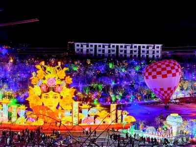 <br>          玉泉山绚烂花灯“点亮”锦绣太原<br><br>        