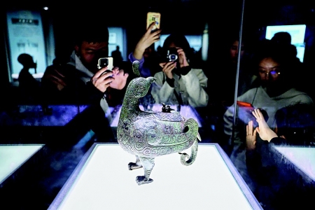 <br>          观众参观山西博物院镇馆之宝鸟尊 本报记者 胡远嘉 摄<br><br>        