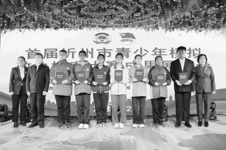 <br>          为优秀作品颁发荣誉证书<br><br>        