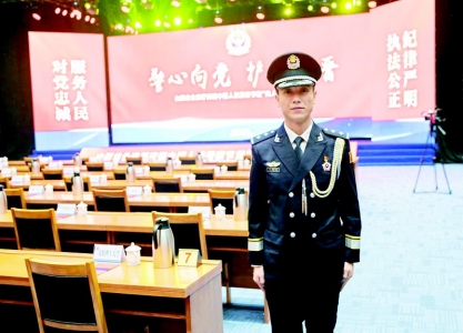 <br>          于晓东始终奋战在交管工作一线 图片由受访者提供<br><br>        