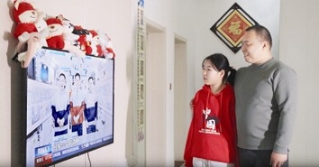 <br>          郭奇佳和爸爸观看“天宫画展”图片由郭奇佳提供<br>本版图片除署名外均由省少工委提供<br><br>        